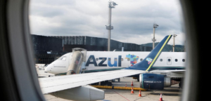 Militares são expulsos de avião da Azul após tentar abrir porta de emergência